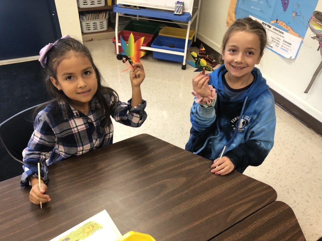 teachheatherp's tweet photo. Fall Fun with our reading buddies - Mrs Clune’s class! https://t.co/XmZhxYtEVI