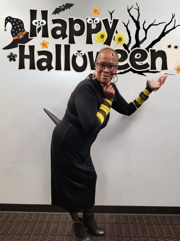 210Collectors's tweet photo. AT&T employees sure did dress for the Halloween holiday!
#lifeatatt #samakesitso #halloweencostumes @es2346 @RonLockwood2020 https://t.co/9fKSuMnjKf