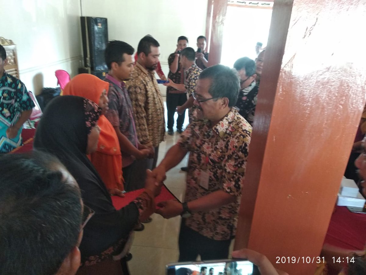 sonokidul's tweet photo. Bupati Blora, H. Djoko Nugroho, menyerahkan Sertipikat Tanah kepada 100 warga dalam acara Penyerahan Sertipikat Hak Atas Tanah Lahan Pertanian Pangan Berkelanjutan (LP2B) Provinsi Jawa Tengah Tahun 2019, Kamis, 31 Oktober 2019, di Balai Desa Sonokidul, Kecamatan Kunduran. https://t.co/N2WNziV2Jy