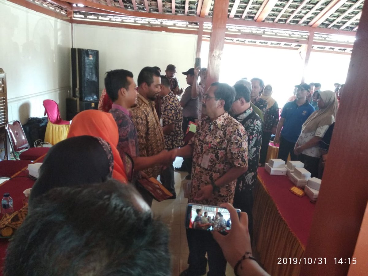 sonokidul's tweet photo. Bupati Blora, H. Djoko Nugroho, menyerahkan Sertipikat Tanah kepada 100 warga dalam acara Penyerahan Sertipikat Hak Atas Tanah Lahan Pertanian Pangan Berkelanjutan (LP2B) Provinsi Jawa Tengah Tahun 2019, Kamis, 31 Oktober 2019, di Balai Desa Sonokidul, Kecamatan Kunduran. https://t.co/N2WNziV2Jy