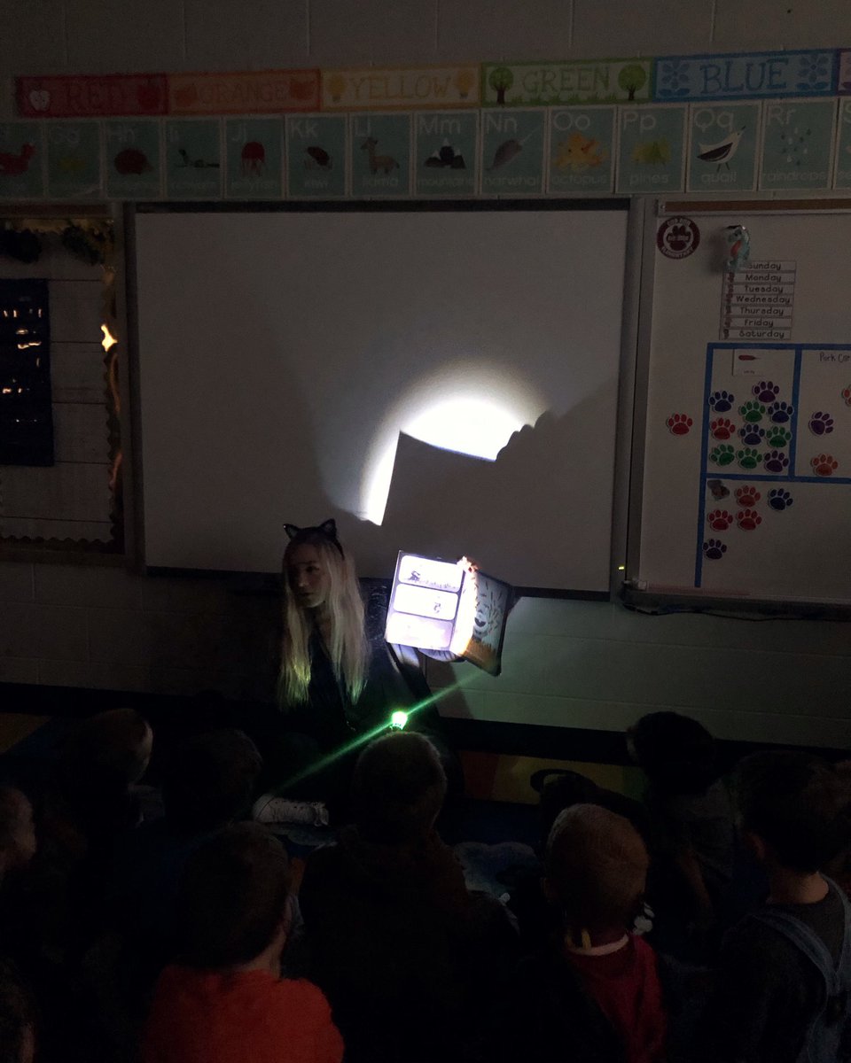 MsMariahLiskey's tweet photo. Hallowreads with my sweet K’s 🎃🧡 https://t.co/1eZXVLMJy7