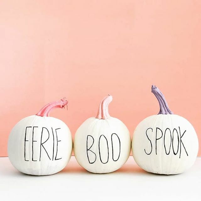 HAPPY HALLOWEEN!!! 🖤🧡🖤🧡 (These no-carve pumpkins from a few years ago are still my fave. Tutorial over on the blog. Just search "pumpkin"!) ift.tt/2Pw3FqO
