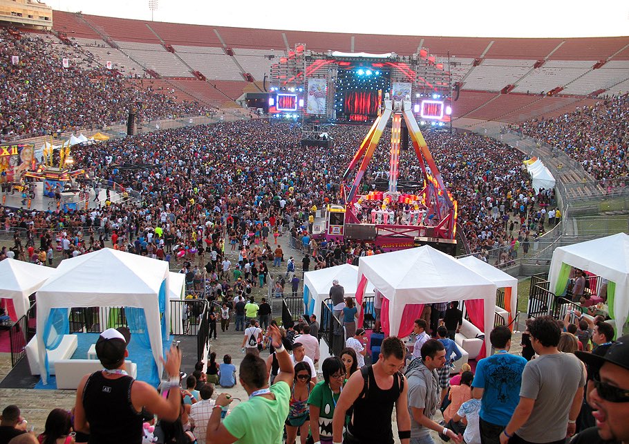 GlobalDanceGDE's tweet photo. Throwback Thursday: EDC Los Angeles!
What do YOU remember the most about #EDCLA? Which DJs did you see? 🤔🎡🎪 https://t.co/rR2ekQB0Aa