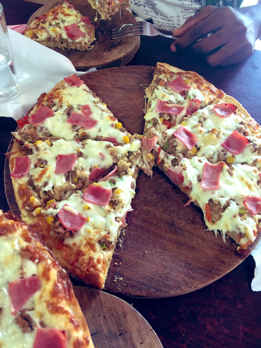 BapaYves's tweet photo. J’ai testé #Cpizza en face de #Orange Makepe. Gooooood.
😋😋😋😋
S’il y a mieux, dites-moi, j’irai tester avec @LeScandaleux237, @RogerMikano et d’autres désireux (pourquoi pas). https://t.co/8Ei6TR8lMD
