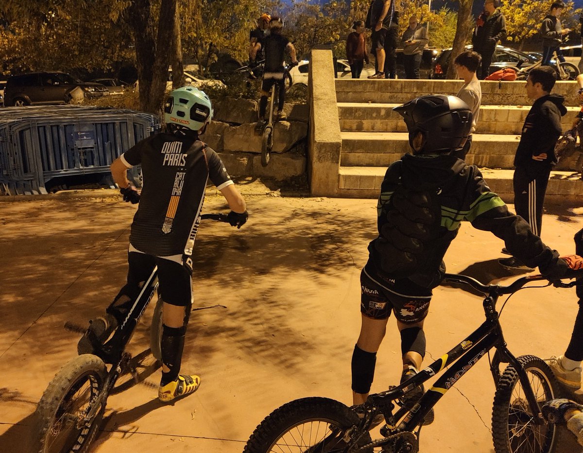 L'Anoia Trial Academy obligada a entrenar fora del parc de trial d'Igualada per falta de manteniment de l'enllumenat. La seguretat de 40 esportistes està en joc <a href="/patrilla12/">Patrícia Illa</a> <a href="/marccastells/">Marc Castells</a> <a href="/ajigualada/">Ajuntament Igualada</a>