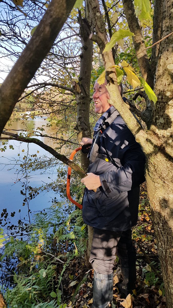 Caroldingdong's tweet photo. Trick or treat! Well it certainly was a treat working with these 3 on our volunteer work boat, lochrin today, more over hang chopped. Out again on Tuesday. Message me for details!
Thanks chaps @Russellbeverid1 @chrismcd22 &amp; Gordon. 
@forthnclydecanl @SeagullKirky @MillarRichard https://t.co/oQtbQtasG1