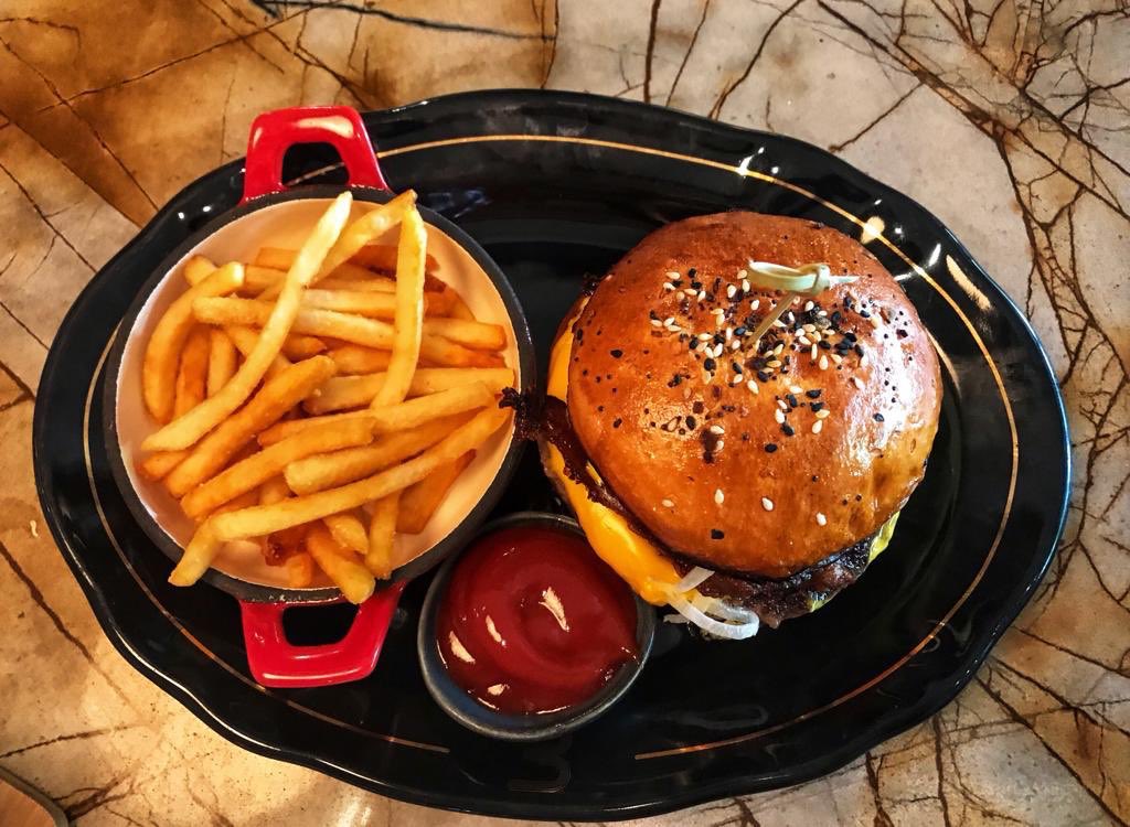 EatingBeagles's tweet photo. Who said that the power lunch is dead? ⁦@EmberMiami⁩ ⁦@brad_kilgore⁩ ⁦@designdistrict⁩ Burger, Wings &amp; Fried Chicken Sandwich https://t.co/zLHaRlzLtD