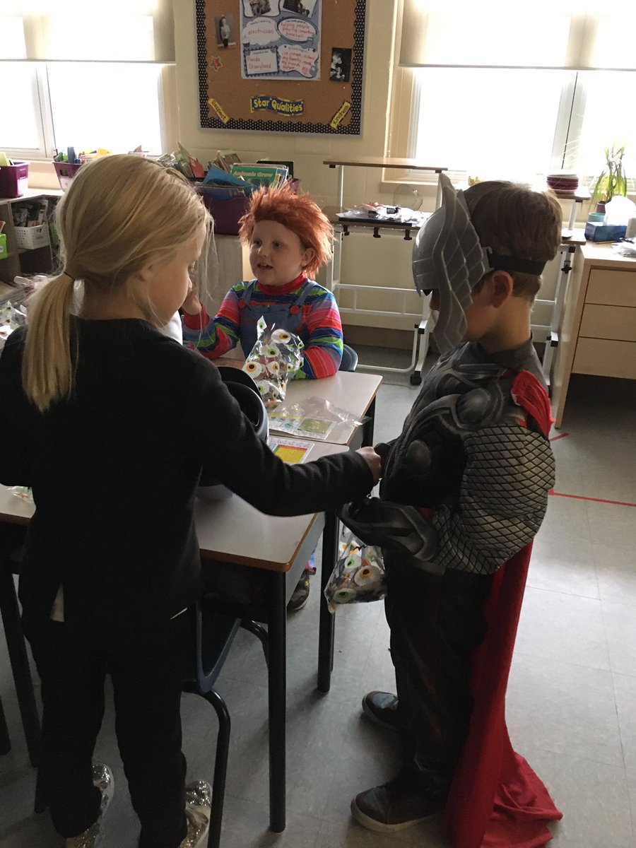 Grade1Hollis's tweet photo. Halloween EVERYTHING today in 2 Hollis. #trickortreat #hauntedhousebeebots #perfectHalloweensharedwriting I love Halloween 🎃 @SMES01 https://t.co/1psrcMjzR7