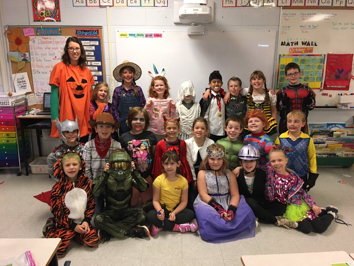 Grade1Hollis's tweet photo. Halloween EVERYTHING today in 2 Hollis. #trickortreat #hauntedhousebeebots #perfectHalloweensharedwriting I love Halloween 🎃 @SMES01 https://t.co/1psrcMjzR7