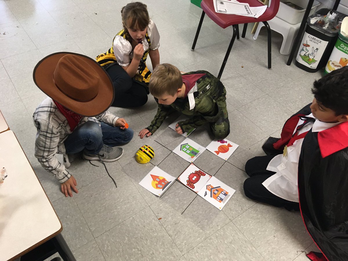 Grade1Hollis's tweet photo. Halloween EVERYTHING today in 2 Hollis. #trickortreat #hauntedhousebeebots #perfectHalloweensharedwriting I love Halloween 🎃 @SMES01 https://t.co/1psrcMjzR7