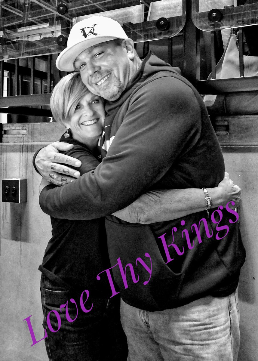 Foreverpurple76's tweet photo. 0-5 yup it sucks but when u have a @SacramentoKings mom like this it dosent really matter. @CarmichaelDave said it best.... Its #biggerthanbasketball @Golden1Center. #SacramentoProud #kowbellkrazy @lovethyKings https://t.co/UM2LOaeGWz