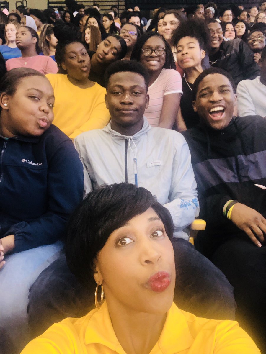 PrincipalBrown1's tweet photo. @PrincipalBrown1 doing silly selfies with @MidCollegeUNCG students &amp; staff #classpictureday https://t.co/jysYbazJE4