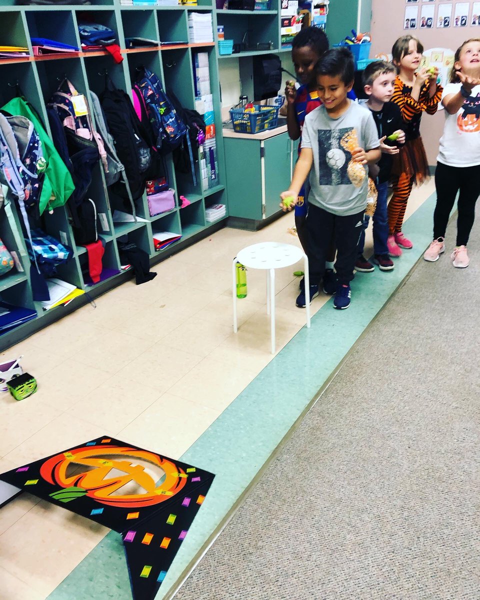 aprimaryDAY's tweet photo. Fall Fun! 🍁 #soarthegrove @JeffreysGroveES https://t.co/2ZR4vJ5cBk