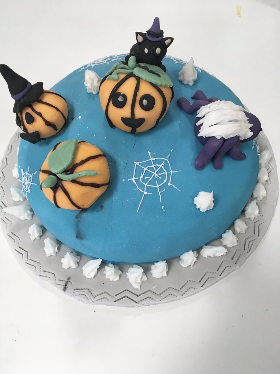 OLHSHomeEc's tweet photo. Cake craft Halloween cakes 🎃👻 https://t.co/HekzhCaEJr