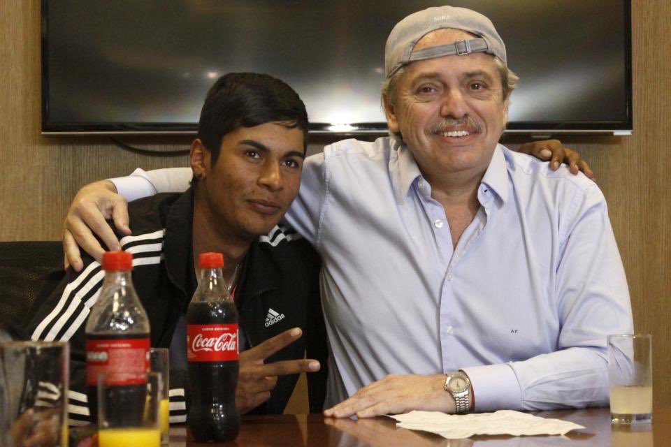 Luis_Delia's tweet photo. Si Alberto Fernández, que es un hombre con pasado conservador y de derecha, es capaz de tener como primer gesto político abrazarse con un pibe pobre, morochito y de barrio. Tengo razones de sobra para tener el corazón lleno de esperanza de una Argentina mejor y para todos. https://t.co/VoXh5rE9o2