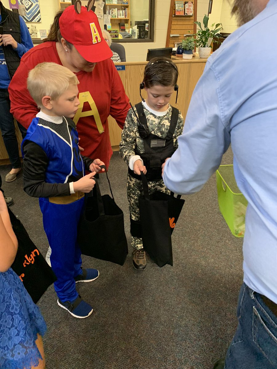 heatherharmon7's tweet photo. Thank you @EMSRoyalty for having us today! Our students were majorly spoiled and had the best time. #EESoars https://t.co/hiEVJNT5lb