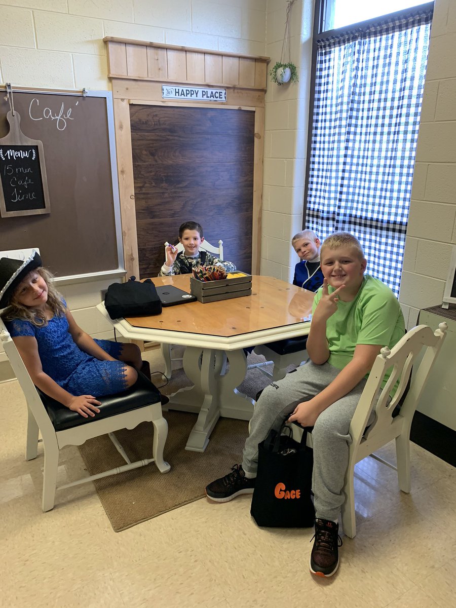 heatherharmon7's tweet photo. Thank you @EMSRoyalty for having us today! Our students were majorly spoiled and had the best time. #EESoars https://t.co/hiEVJNT5lb