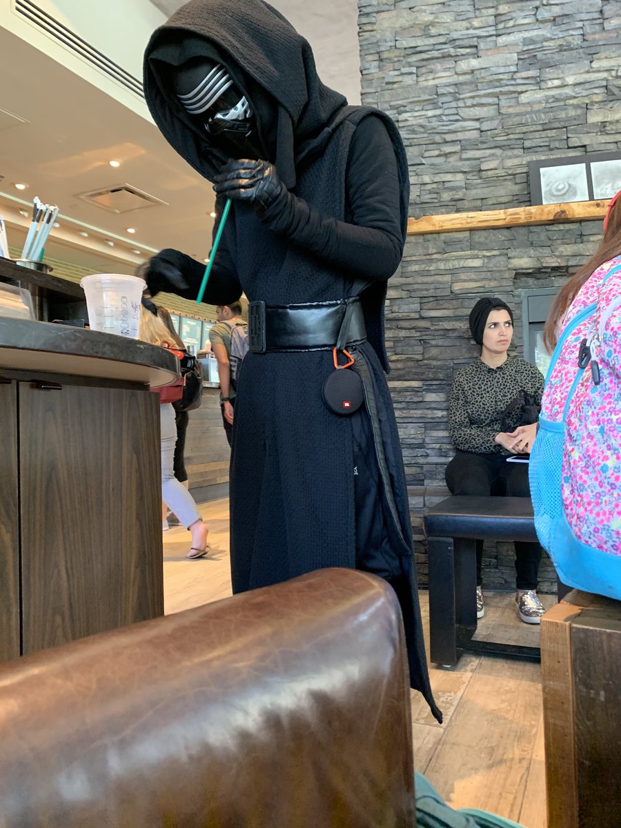 ashleyc_93's tweet photo. update from @UCF @Starbucks Kylo Ren has arrived and ordered his drink 🤣 https://t.co/eNgRYYl7Y4