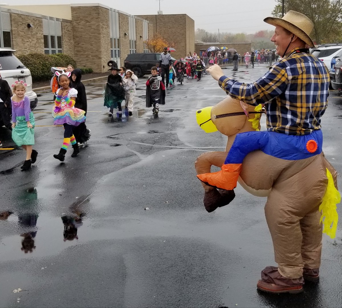 MonroeBlade's tweet photo. Gotta love it when the principal is all in for Halloween.
#HighlandElementary
#halloweenparade
@SteveSwaggerty
@SylvaniaSchools https://t.co/y9ipkC0l8w