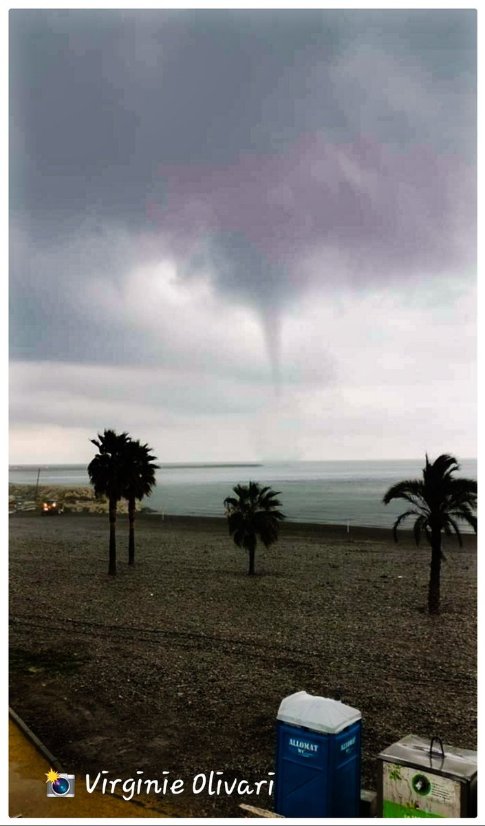 31/10/2019: #trombe marine qui s'apprête à toucher la digue de @AeroportNice ce jour vers 16h00. #Meteo06 #Nice06 @KeraunosObs