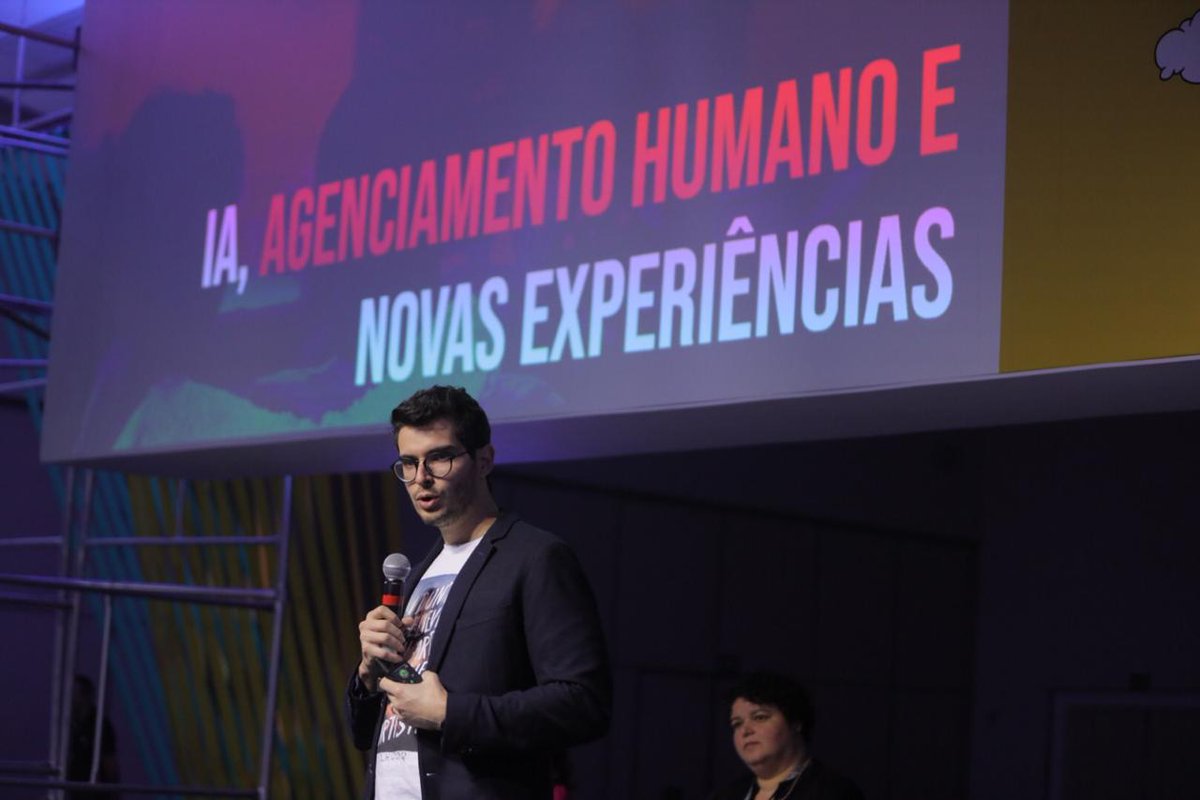 cewebbr's tweet photo. @DiogoCortiz (@cewebbr) sobre a importância do design p/ a #InteligenciaArtificial: “IA não é um ser supremo, mas um conjunto de técnicas que resolve problemas específicos. Mas ela não sabe qual problema resolver e precisa dos desenvolvedores e designers para isso”. #Webbr2019 https://t.co/K8mc4SJBQ8