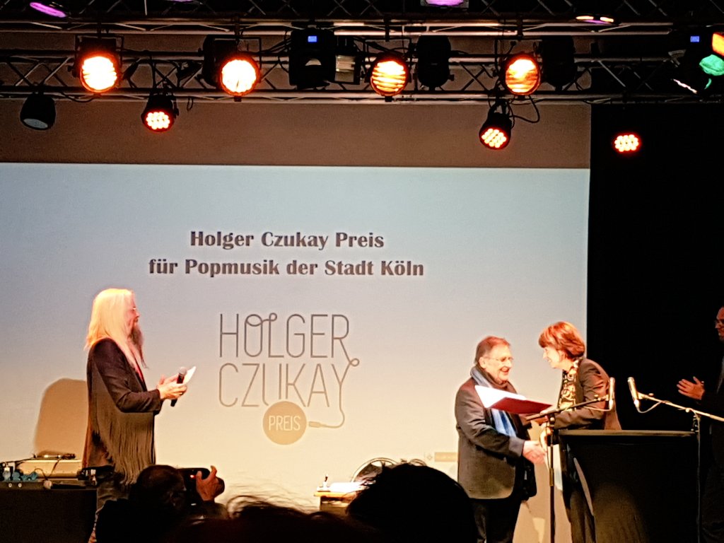 Raum16's tweet photo. Der erste #HolgerCzukay Preis für Popmusik der Stadt #Köln für das Lebenswerk wird von OB Reker an #IrminSchmidt überreicht.
#Can #SoundOfTheCities #SoundOfKöln https://t.co/Hny1n0Ry3d