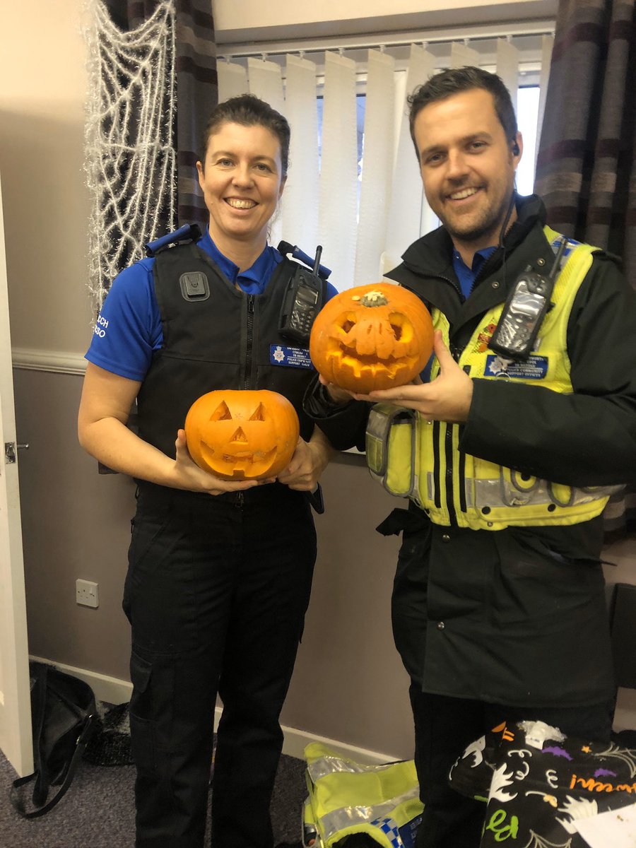 swpolice's tweet image. 🎃Stay safe if you’re out for #Halloween tonight.

👻 We are out and about keeping you safe and helping tackle anti-social behaviour.

🕸 Please remember that this time of year can be difficult and frightening for many people in our communities. 

#NotFunForEveryone 

^cy