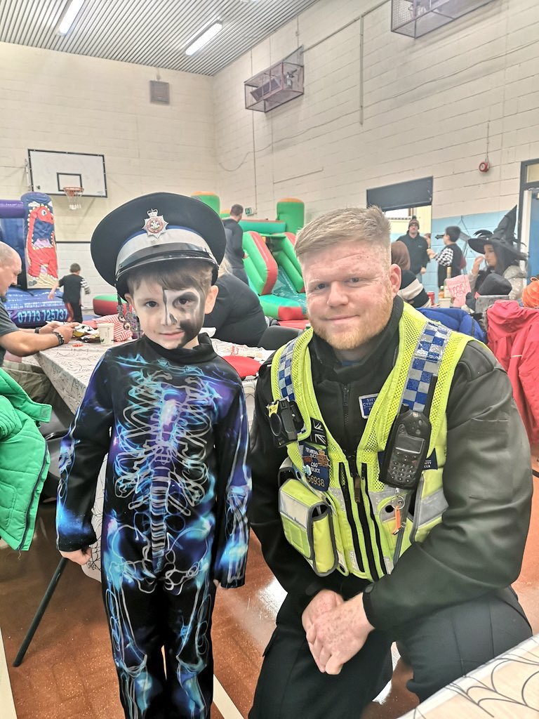 swpolice's tweet image. 🎃Stay safe if you’re out for #Halloween tonight.

👻 We are out and about keeping you safe and helping tackle anti-social behaviour.

🕸 Please remember that this time of year can be difficult and frightening for many people in our communities. 

#NotFunForEveryone 

^cy