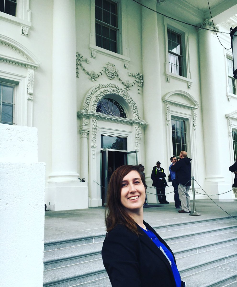 katy_kin's tweet photo. Throwback Thursday to the last time I was able to smile at the Whitehouse b/c democracy used to be a thing. #RIPdem #ImpeachmentVote #2016vs2019 #ThursdayThoughts #YangGang #ImpeachmentInquiry https://t.co/RjIMAWtmBH