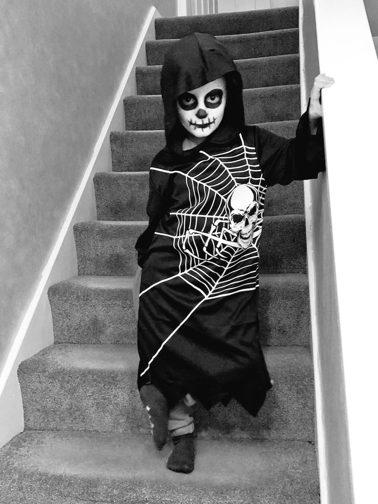JamesShawMJP's tweet image. My eldest looks FIERCE! #modelinthemaking #halloweenstyle BTW I did the makeup...