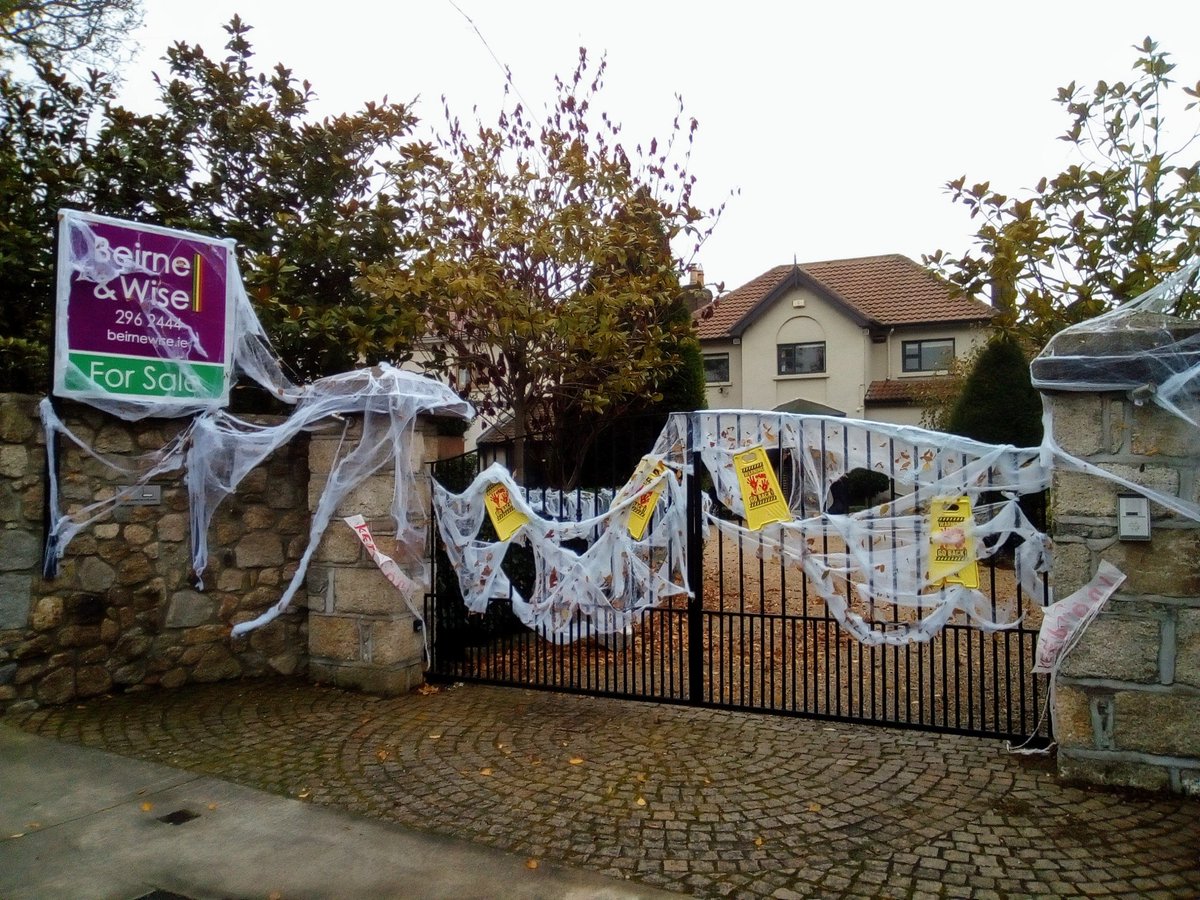MaeveOConnellFG's tweet photo. Haunted? Or target marketing to Addams family &amp; friends?! Certainly @beirnewise getting in seasonal spirit with this lovely home on #goatstown road https://t.co/pM83iSqSEP