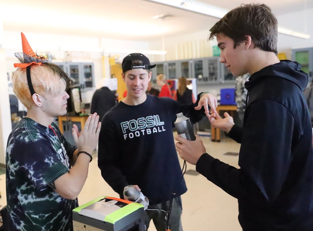 CSULSOP's tweet photo. Teaching science on Halloween at @FossilRidgeHS!
@CenturyLinkCO @BroncTackleSTEM @PoudreSchools @FossilRidgeHS #TackleSTEM #DiscoverYourInnerScientist #WeAreAllConnected https://t.co/PlDbPsKZ4s