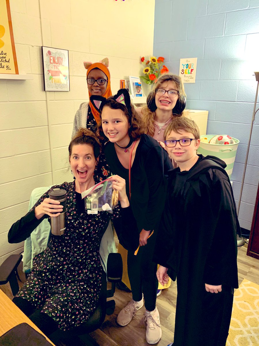TurnersLearners's tweet photo. The MSW Coffee Cart just had our soft opening as we made our very first delivery to our dear Ms. Vargas! We are so excited to run the whole show tomorrow—Freshly baked cookies and fall flavored coffees for our amazing staff first thing in the morning! #shoplocal #business https://t.co/OsOSJabo8V