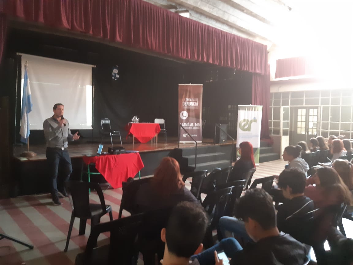 SilvinaCalveyra's tweet photo. #TrataDePersonas
#Grooming 
Durante la mañana de hoy participe junto a Alfredo Perotti de la jornada de sensibilizacion en Trata de Personas y Grooming como metodo de captacion. En la Escuela Almafuerte, con una amplia concurrencia de estudiantes, docentes,directivos y comunidad https://t.co/pD7L7WK7Y8