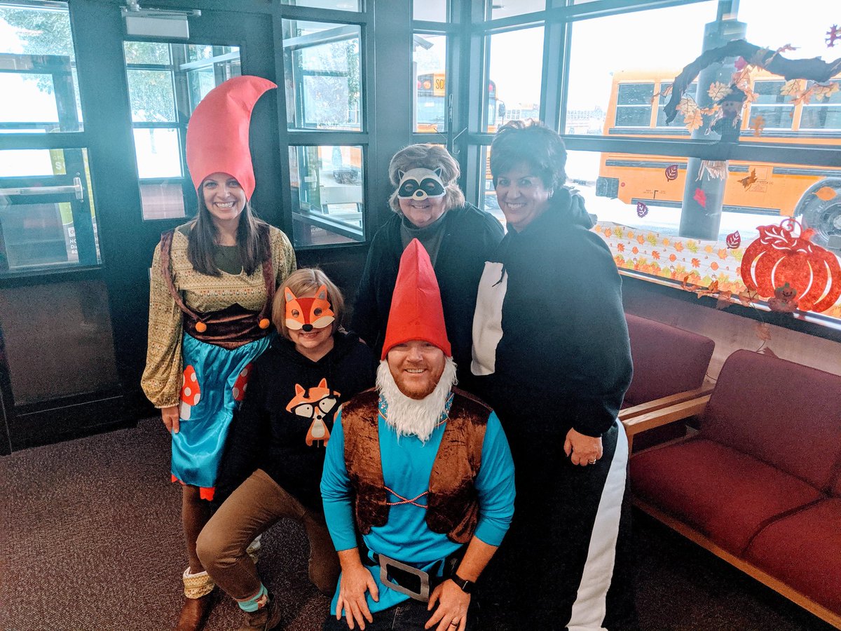MrsKashEdu's tweet photo. Happy Halloween! We love hanging with our gnomies! #patriotpride135 #osd135 https://t.co/Yn4EUbP9xM