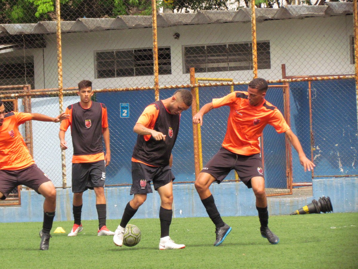 FlaGuarulhos's tweet photo. A categoria Sub-20 do Corvo segue a preparação para o #JAI2019, a equipe comandada pelo técnico Raphael Laruccia treinou firme na tarde desta quinta (31).
Fotos: Cláudio Herrera/Flamengo Guarulhos https://t.co/a2DuiZjQmq