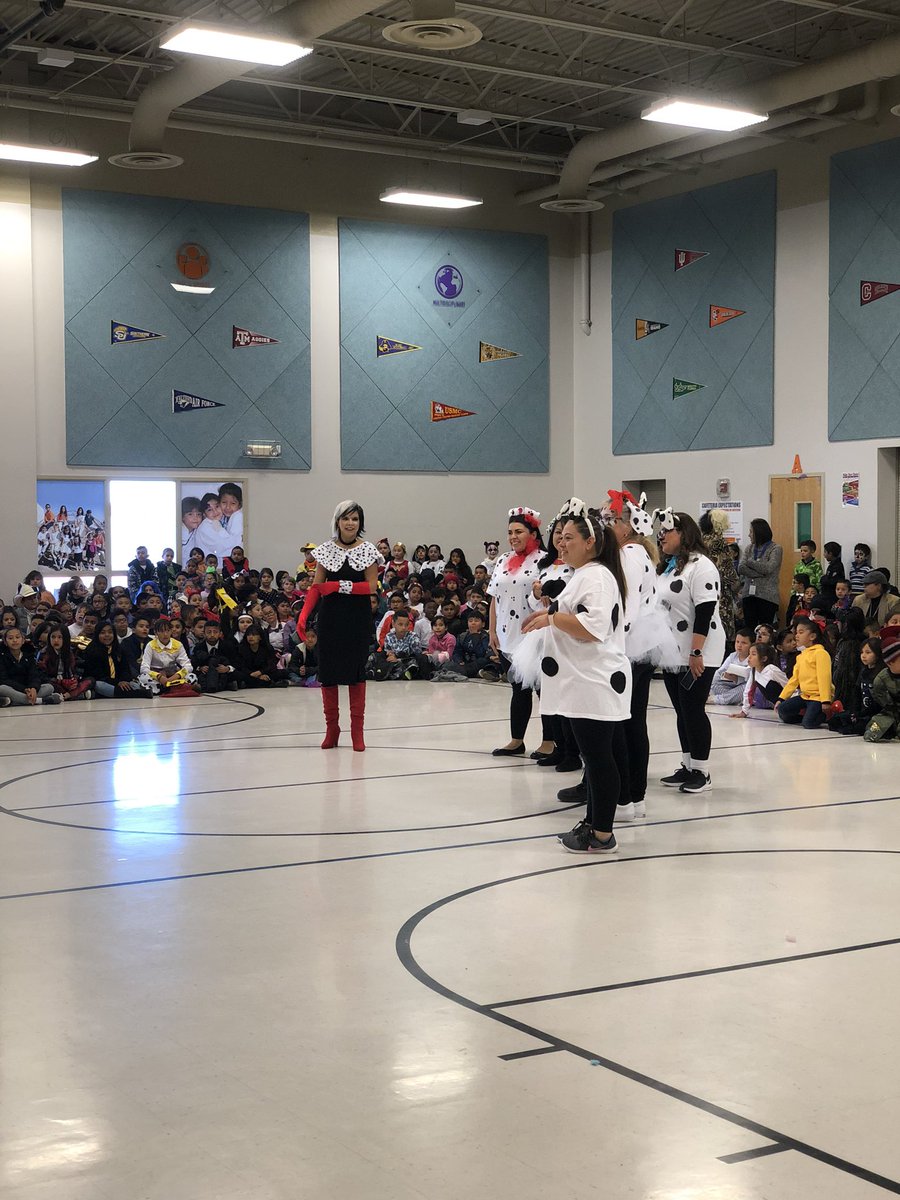 ACEAlyssaM12th's tweet photo. Students are ready for this spooktacular halloween! 👻@EHS_ACE  #besafe #101dalmations #boo https://t.co/SHeG4NTkQg