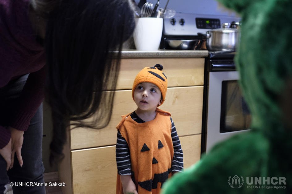 UNHCRCanada's tweet image. 🎃🎃🎃
Today, many refugee families will be celebrating their first #Halloween in Canada. For Syrian refugee Ahmad's first Halloween, he chose to be a pumpkin. 🎃

To everyone who calls Canada home, #HappyHalloween!  #Halloween19
