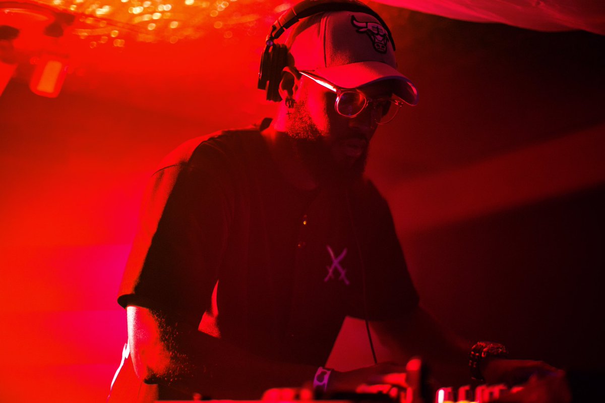 Kirudubz's tweet photo. All I see is red. https://t.co/drvh9LwyKo