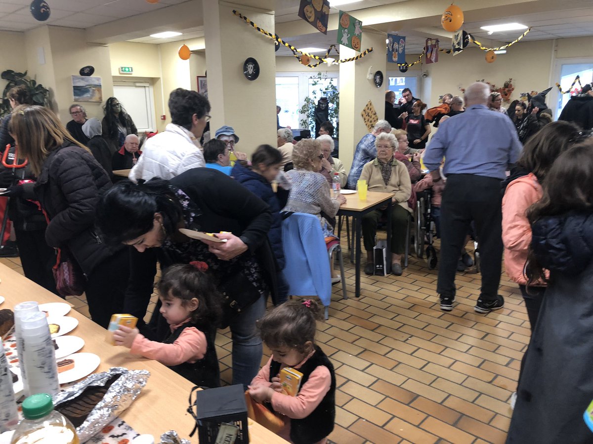 AchouriLouisa's tweet photo. La déambulation#halloween2019 liant résidents de #MarieSamson et #Oison #rapprochement s’achève à la Résidence Autonomie Marguerite Thibert pour un goûter préparé par les Familles#intergenerationnel#solidarité#partage #HappyHalloween :Toutes les différences sont richesses😍 https://t.co/Xicbzfxbuk