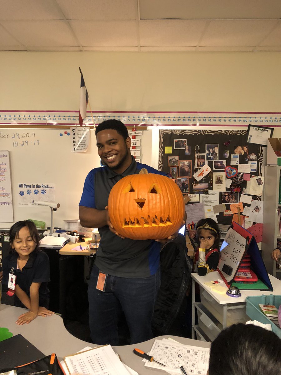 nwinship1217's tweet photo. First grade carving a pumpkin with Mr. Davis! #timberwolfmagic https://t.co/jx87L06phX