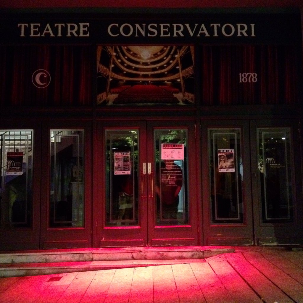 Gemma_Puig's tweet photo. A punt! #terrorshow al #teatreconservatori #manresa @kursaalmanresa @eaemanresa @copdullteatre @gallinermanresa #castanyada https://t.co/FP4Z5GDLHV