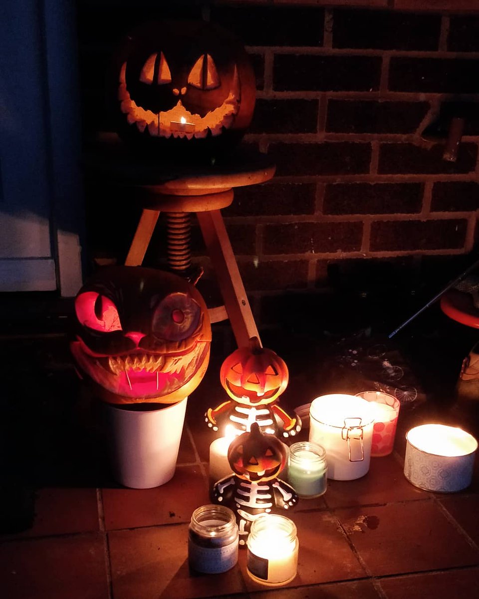 terenbrandy's tweet photo. Happy Halloween from the Large family! 🎃 https://t.co/6UqnOKSbBE