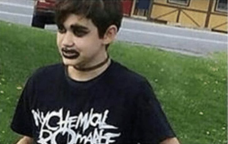 kuronowo's tweet photo. me: yeah mcr won't come back i accepted it years ago

#mychemicalromance: announces reunion concert 

me: https://t.co/S6OlCpDi9B