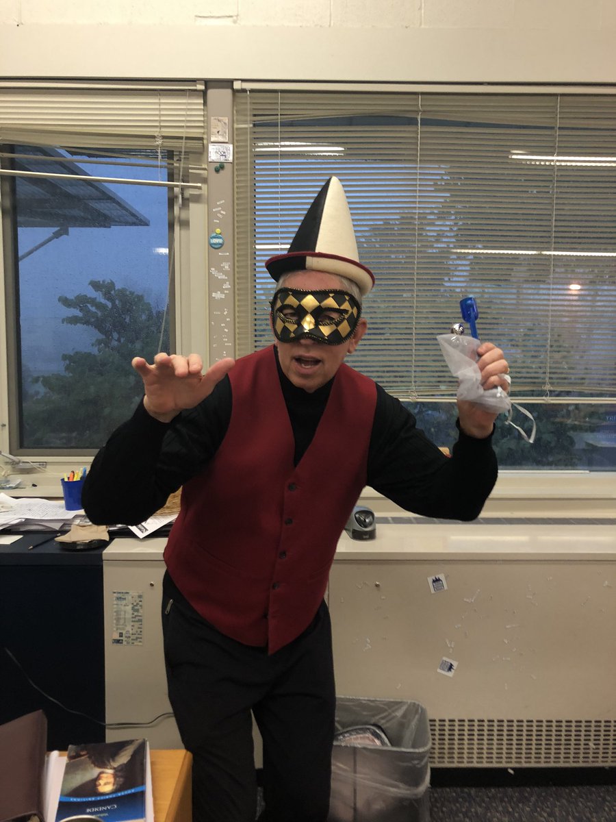 SayreFacts's tweet photo. Happy Halloween 🤡 https://t.co/0XoRPqbaF7