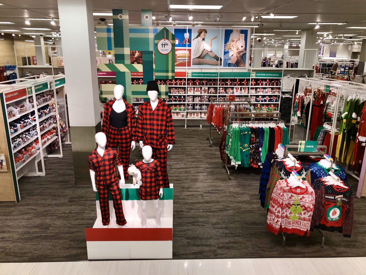 LouisVal_Visual's tweet photo. The #CountdownToTheHolidays officially BEGINS!✨❄️🎄 Our Family Holiday &amp; Puffer Shops are HERE &amp; the guests are ALREADY loving it! 🥰 HUGE recognition to everyone that played part in these sets! #Holidays #MatchingPajamas #FamilySleep #Target #TargetStyle #VML #VMLStyle #VMLLife https://t.co/Bfuu5eshCP