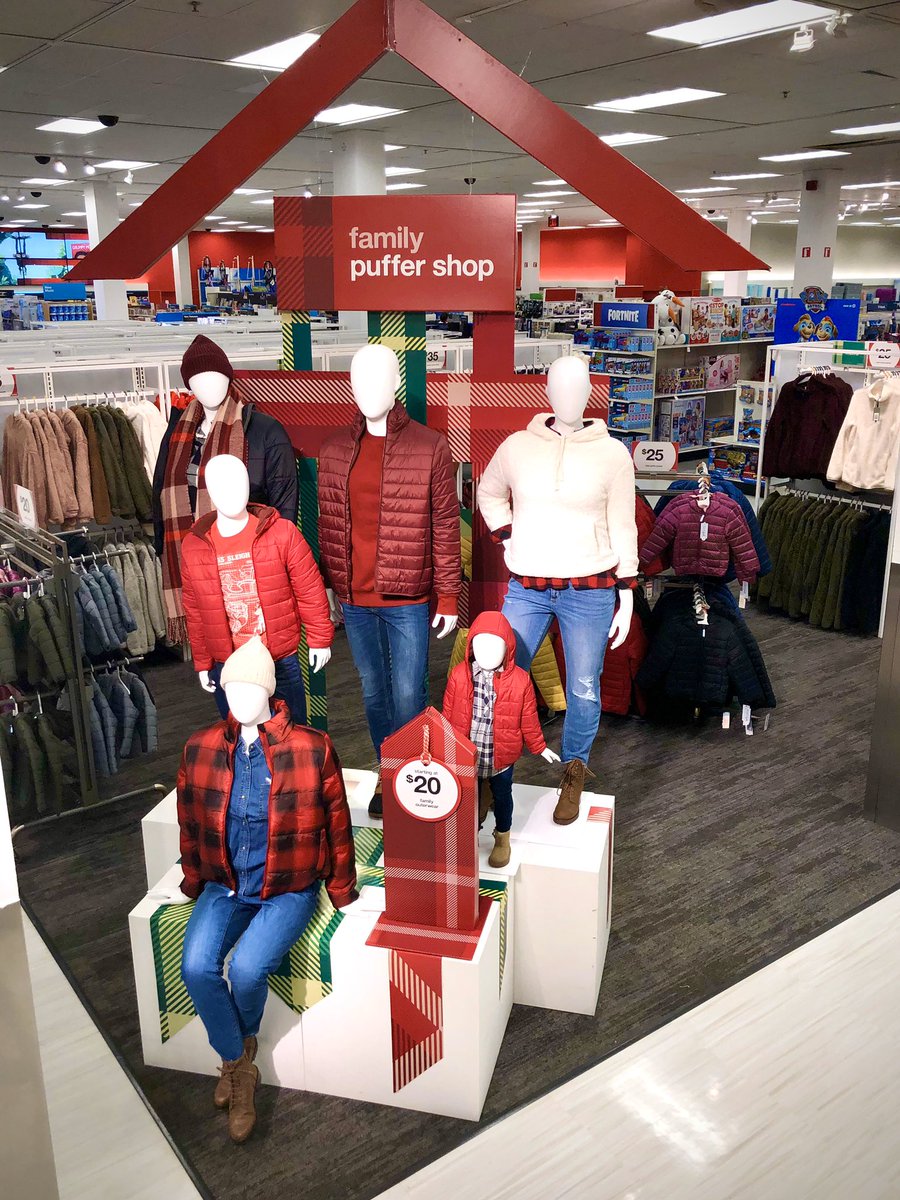 LouisVal_Visual's tweet photo. The #CountdownToTheHolidays officially BEGINS!✨❄️🎄 Our Family Holiday &amp; Puffer Shops are HERE &amp; the guests are ALREADY loving it! 🥰 HUGE recognition to everyone that played part in these sets! #Holidays #MatchingPajamas #FamilySleep #Target #TargetStyle #VML #VMLStyle #VMLLife https://t.co/Bfuu5eshCP