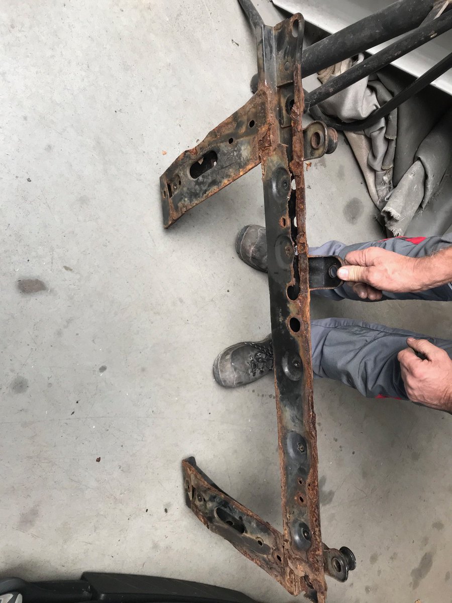 Renault Captur of Renault Clio 4 vanaf 2013. Roestschade aan koelerbalkje/voorste subframe. De roest schade is moeilijk te zien door de onderste bumperplaat.