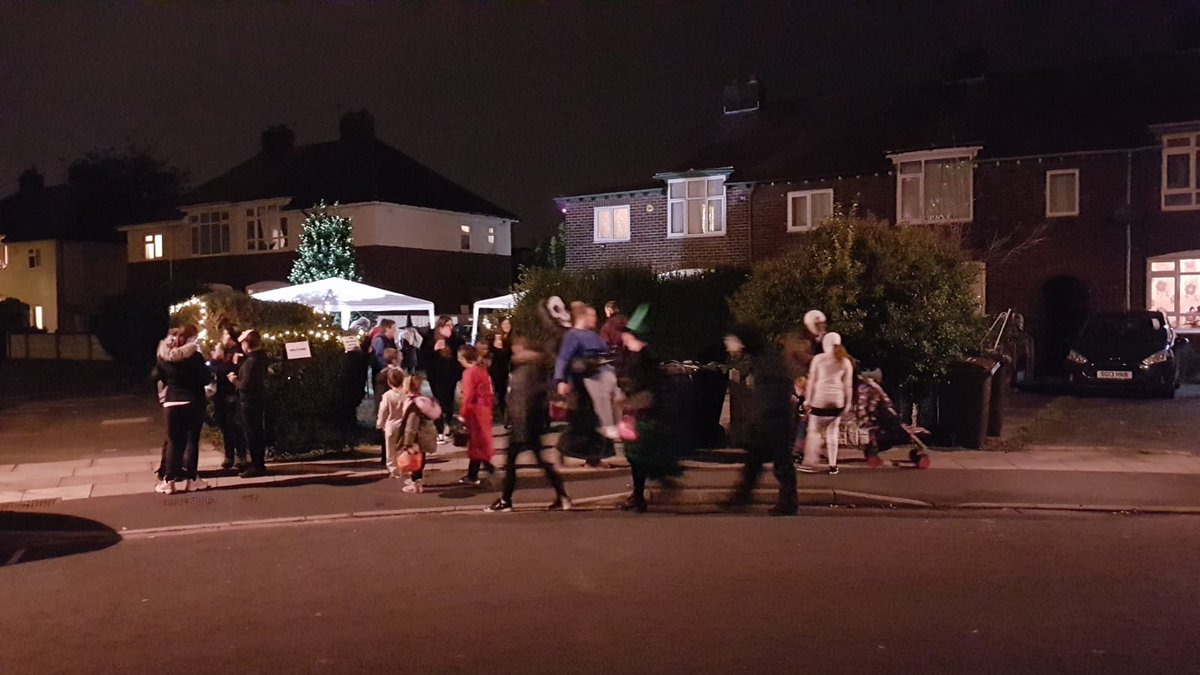 SteGriff's tweet photo. What a night for the #LightZone. 180+ hot chocolates served, 100+ cakes, and kids delighted to make Thank You cards to give to neighbours as they trick or treat. #Halloween is THE night to #ShineYourLight https://t.co/5lawZoXxJl