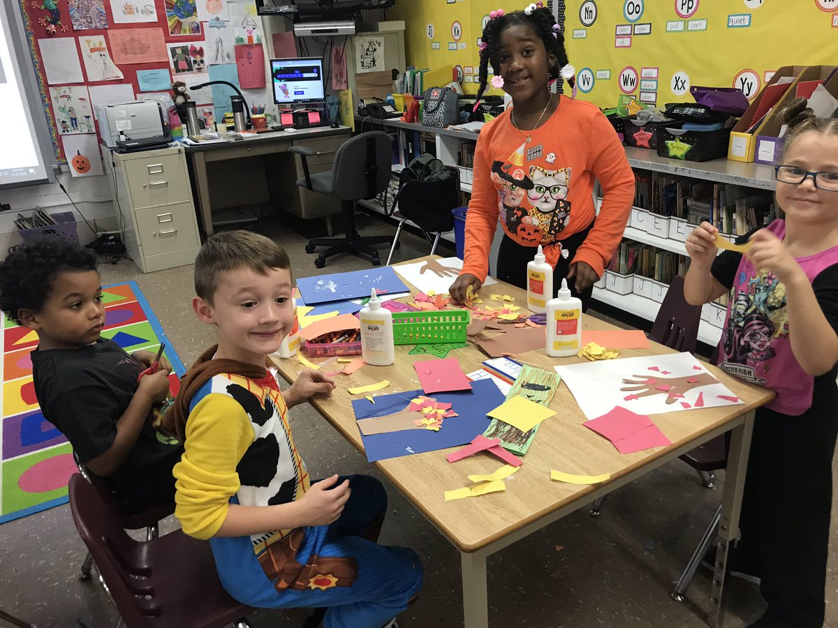 Fall party in Liz Kuhn’s 1st grade class! Pajamas, yummy treats and crafting! <a href="/holmesroadtweet/">Holmes Road School</a>